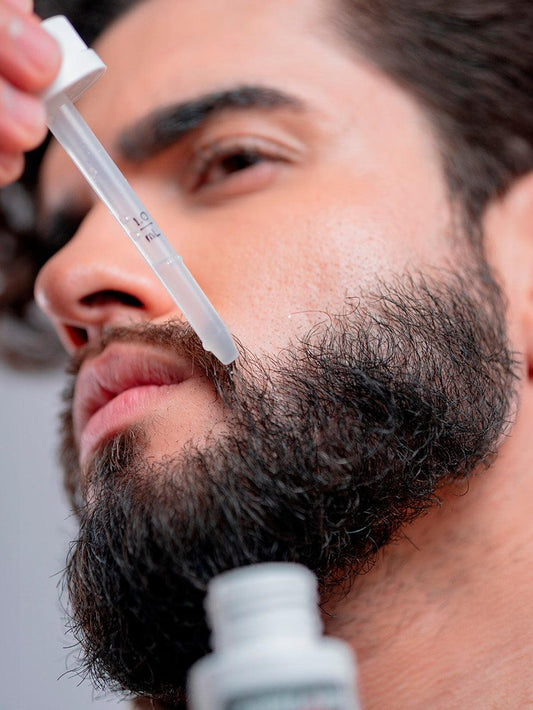 Aplicação de Minoxidil Kirkland na barba para estimular o crescimento dos fios
